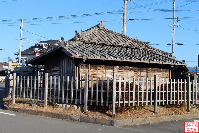 横須賀城 移築番所 明治維新後に移築され民家として使われていたが、昭和51年に解体保存され、昭和55年に現在の掛川市役所大須賀支所に復元された。
