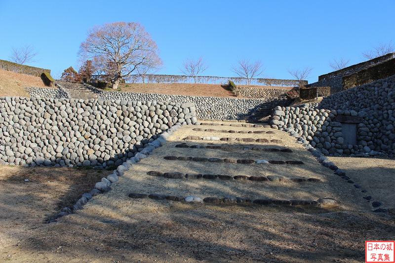 横須賀城 本丸下（下段） 本丸への上り階段。ここに櫓門が建てられていたと推定される。