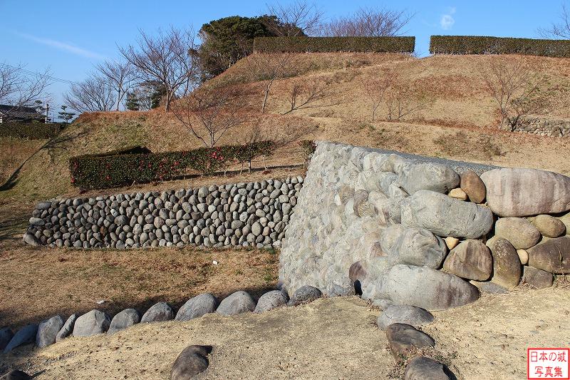 横須賀城 本丸下（下段） 本丸への上り階段脇のようす。ここに櫓門が建てられていたと推定される。