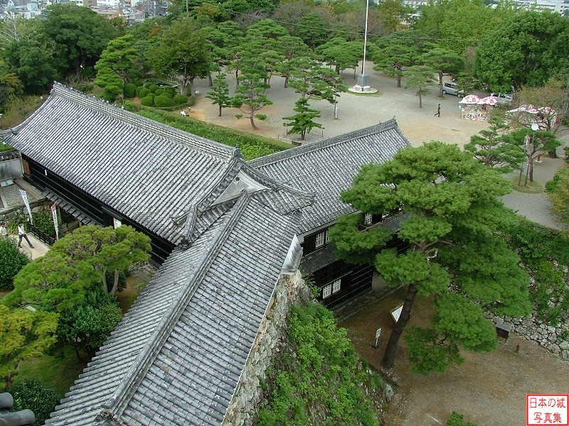 高知城 天守 天守から見た東多聞(手前)、廊下門(左奥)、詰門(右奥)。本丸内の建造物がほぼ現存するのは非常に珍しい。