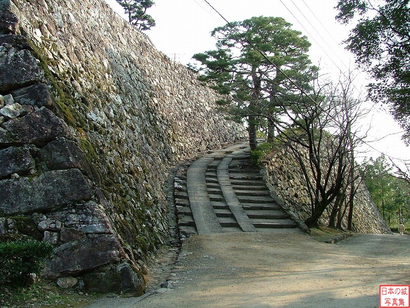 高知城 梅の段 梅の段から鐘撞堂へ至る階段。左手は本丸