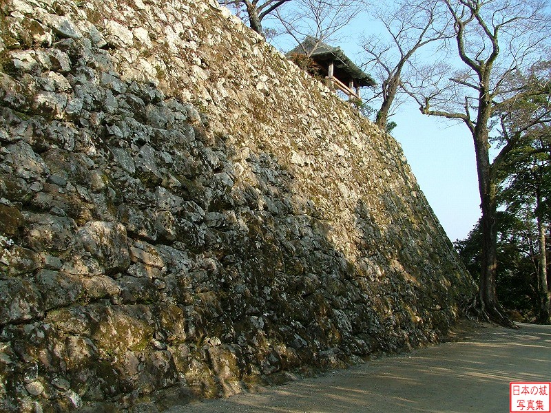 高知城 鐘撞堂 鐘撞堂下の石垣(南側)。石垣上に鐘撞堂が見える
