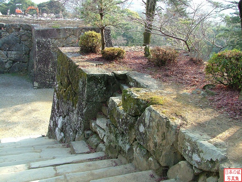 高知城 鉄門跡 三の丸虎口である鉄門跡の石垣。石段が見えるが、石垣上に登り鉄門内に入る構造であった。