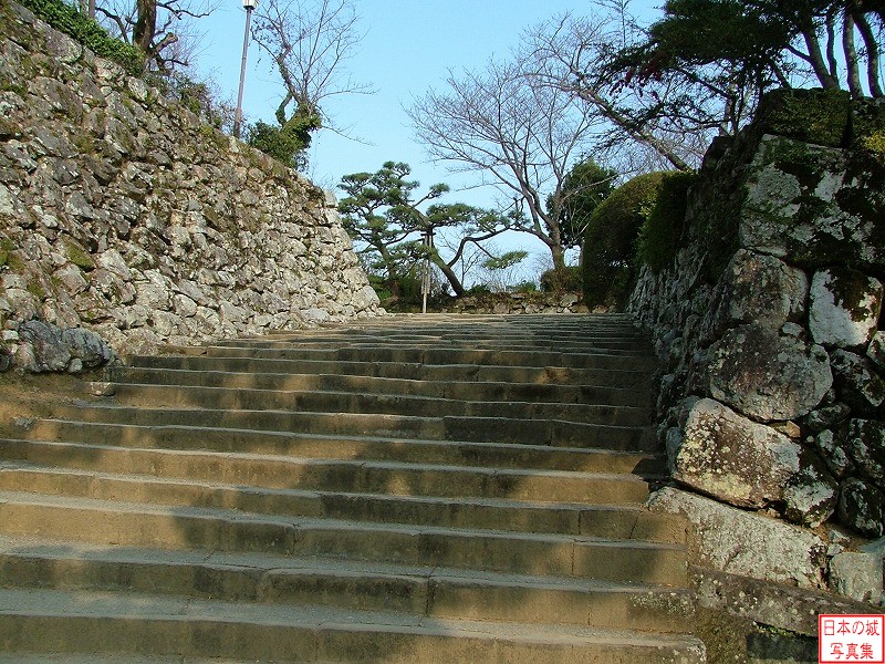 高知城 二の丸 三の丸から二の丸へ登る階段
