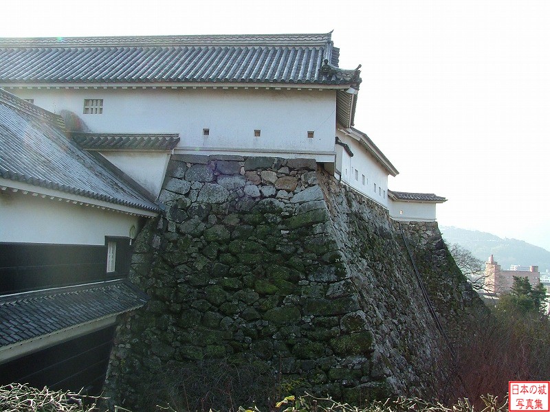 高知城 本丸廊下門 二の丸から見て正面にあるのが本丸廊下門。左手前が詰門、廊下門の右に見えるのが西多聞櫓。