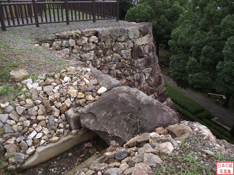 高知城 三の丸 三の丸に降り溜まった水は、排水溝を伝い石樋から石垣下に排水される。排水溝の側面には自然石、蓋には切石が用いられている。