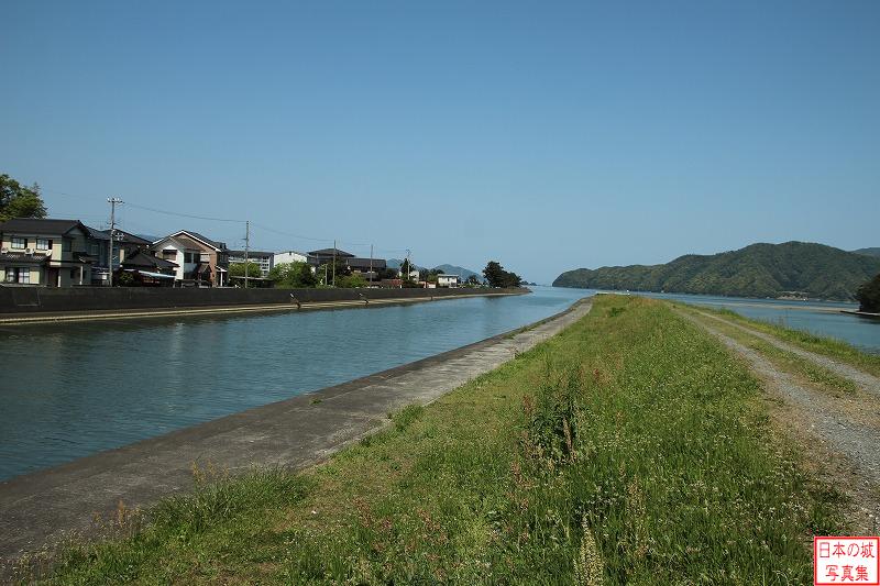 小浜城 川沿いから見る小浜城 左に流れるのが多田川、右が多田川よりも北に流れる北川