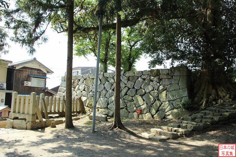 小浜城 蜘手櫓台 神社入口脇にある蜘手櫓台の石垣を神社内から