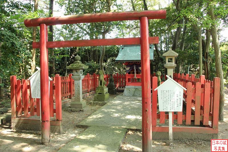 小浜城 小濱神社 正一位 稲荷大明神 祭神 倉稲魂神。元は城内北の丸にあったが、慶応3年にこの場所に移された。