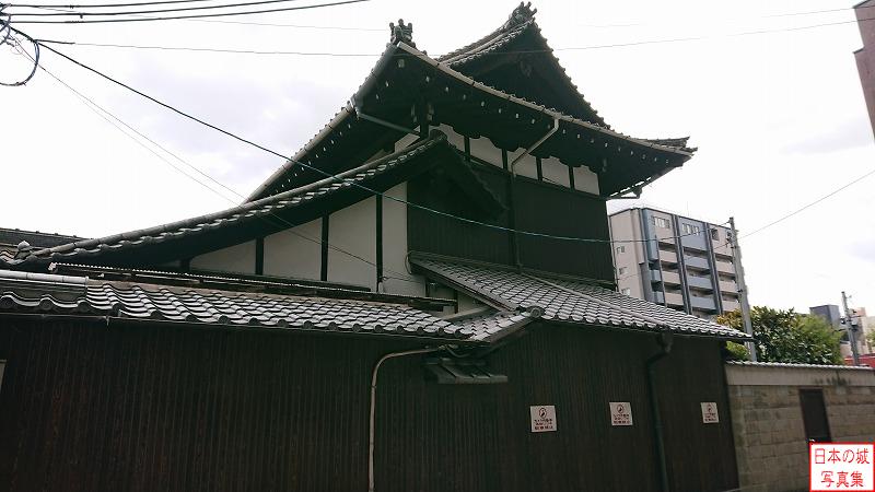 伏見城 移築御殿（正行院本堂） 伏見城御殿が移築されている京都駅から至近にある正行院。非常にユニークな屋根の形の建物