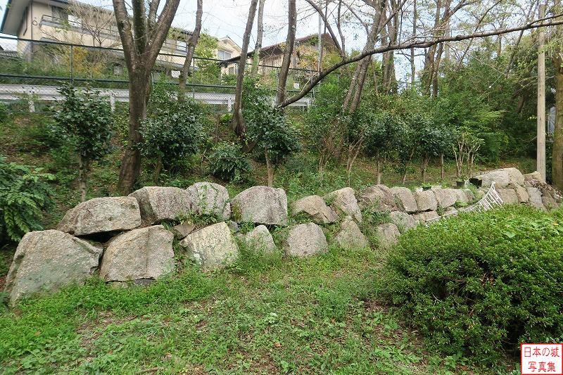 伏見城 石垣（桃山東小学校） 伏見城東側にある桃山東小にはかつての伏見城の石垣が展示されている