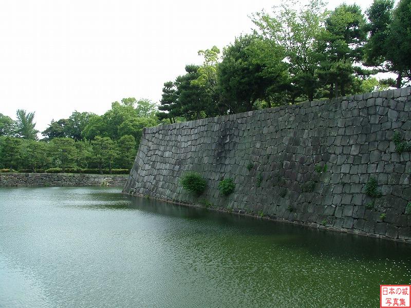二条城 本丸櫓門 本丸への橋付近から見る本丸の石垣(南側)