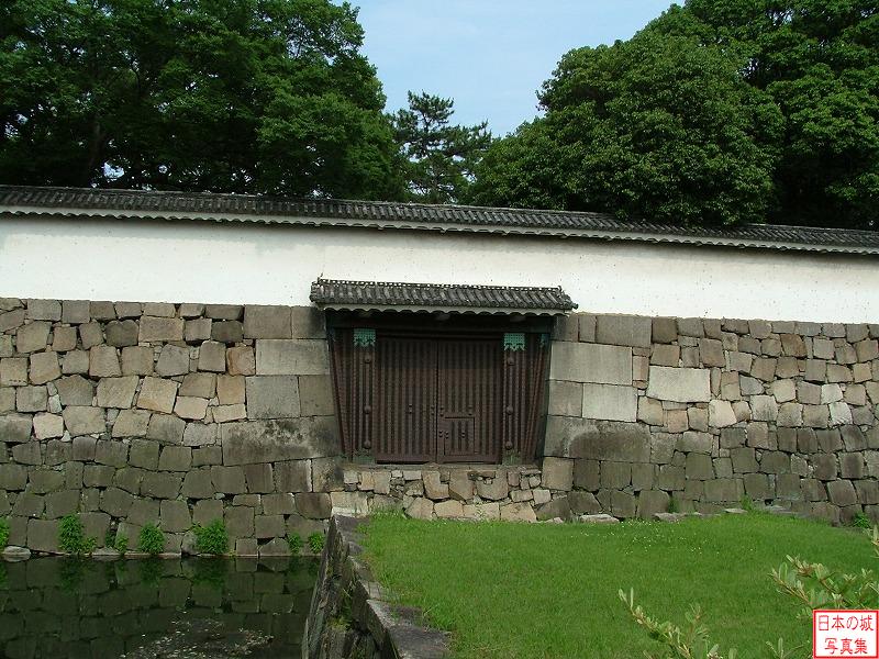 二条城 西門 慶応三年(1867)、大政奉還後の12月12日に徳川慶喜はわずかな家来を連れ、二条城の裏門とも呼ぶべくこの西門から寂しく退去したという。