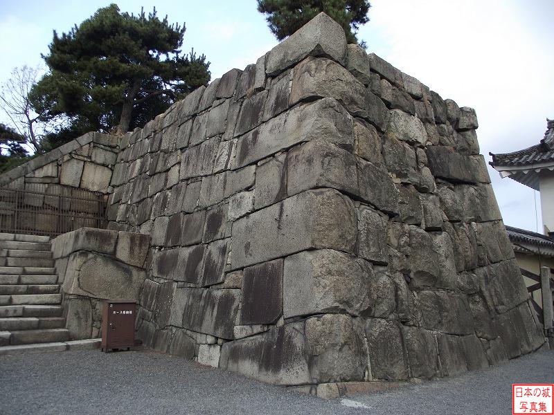 二条城 本丸櫓門 本丸櫓門の内側の石垣（門を見て左手）。石垣が焼けただれているが、これは天明八年(1788)に起こった天明の大火の際に受けたもの。京都市街の殆どが焼ける被害がある中、二の丸御殿のみが奇跡的に焼け残った。