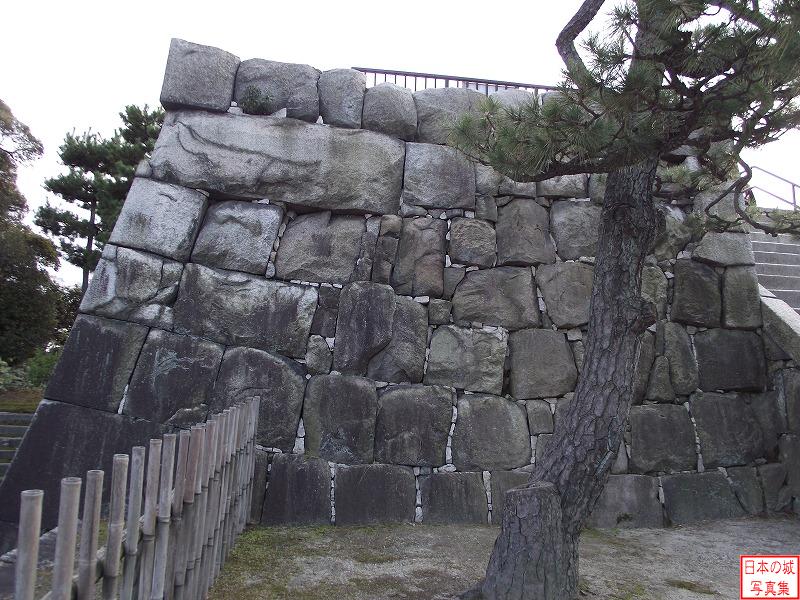 二条城 本丸天守台 天守は寛延三年(1750)に落雷で焼失して以来、再建されなかった。登り口左手の天守台石垣は火災により変質している。