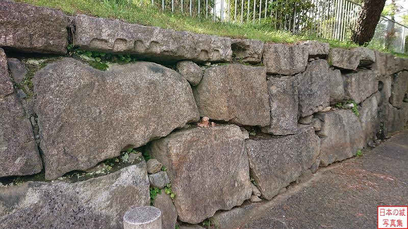 二条城 堀川石垣 堀川沿いの石垣。矢穴が穿たれた石が積まれる。これらの大きな石もこの堀川で運ばれてきたのだろうか。