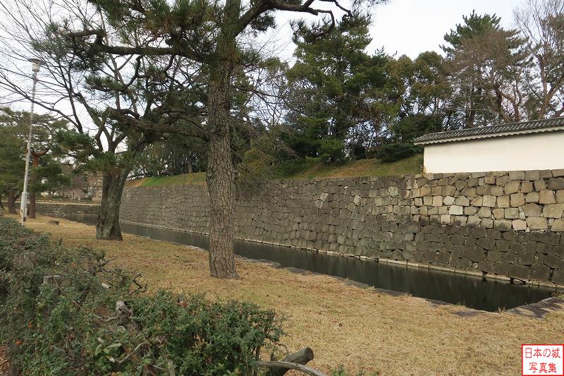 二条城 西門 西門の北側のようす。門の左右の石垣上には土塁が少し存在する。
