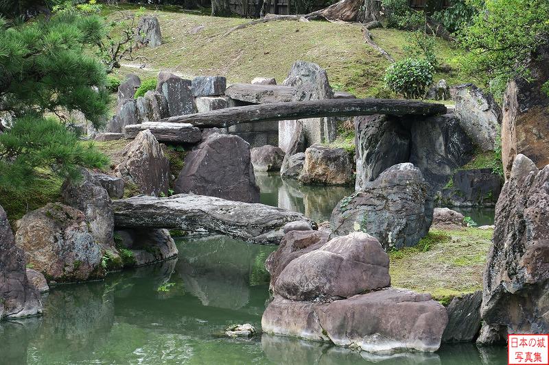 二条城 二の丸庭園 二の丸庭園の池。とても薄くて長い繊細な石が橋として架けられている