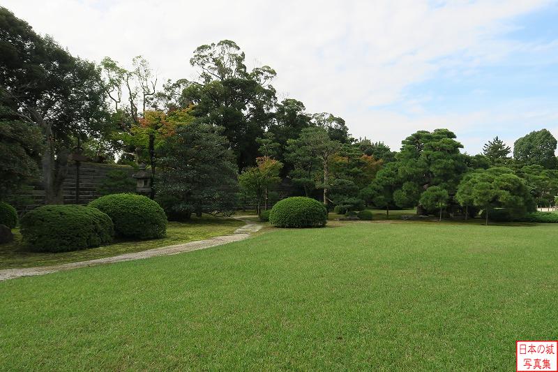二条城 本丸御殿・庭園 本丸庭園。明治天皇の行幸の際に西洋風の芝生の庭園が造られた。