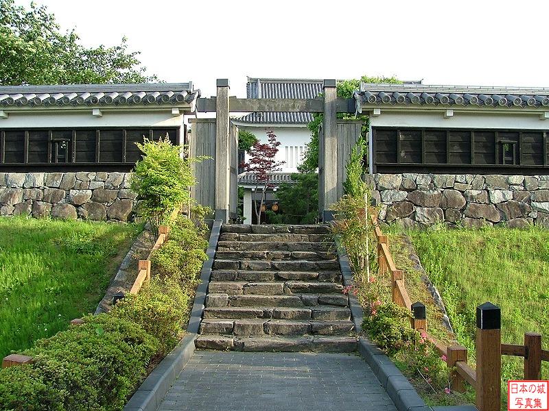 勝龍寺城 本丸 本丸北側に設けられた通用門。冠木門形式で城の景観と調和する。