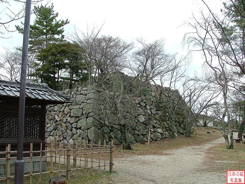 大和郡山城 天守台（整備前） 天守台は整備が行われ2017年3月に公開されたが、それ以前の天守台の写真である