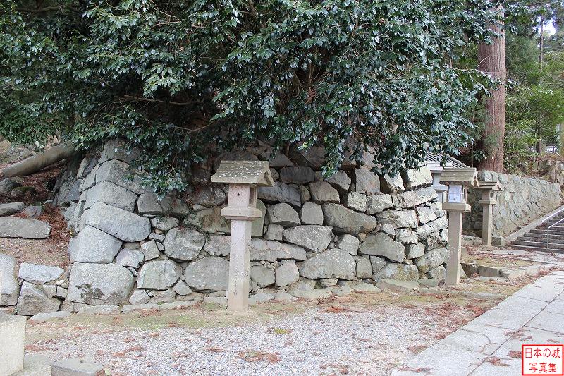 宇陀松山城 城跡への道 春日神社内には石垣が用いられている