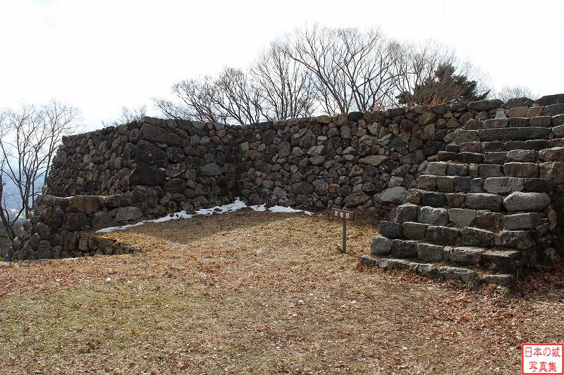 高取城 新櫓 左隅に新櫓があった。右には石垣に登る石段が見える。