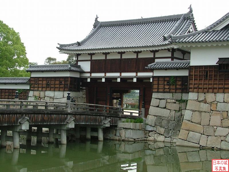 広島城 二の丸表御門 二の丸表御門。入母屋造り、本瓦葺。原爆で失われたが、平成3年に復元された。