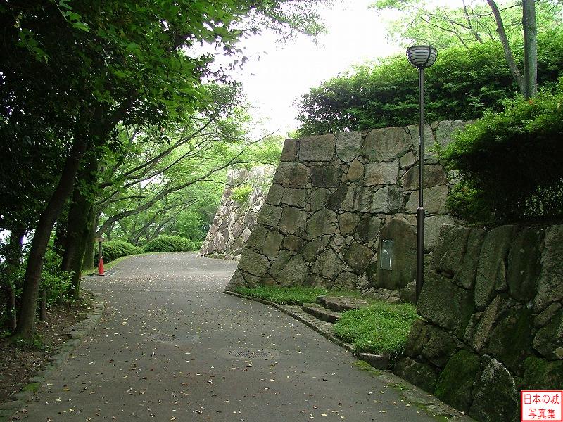 亀居城 本丸 本丸東側の石垣
