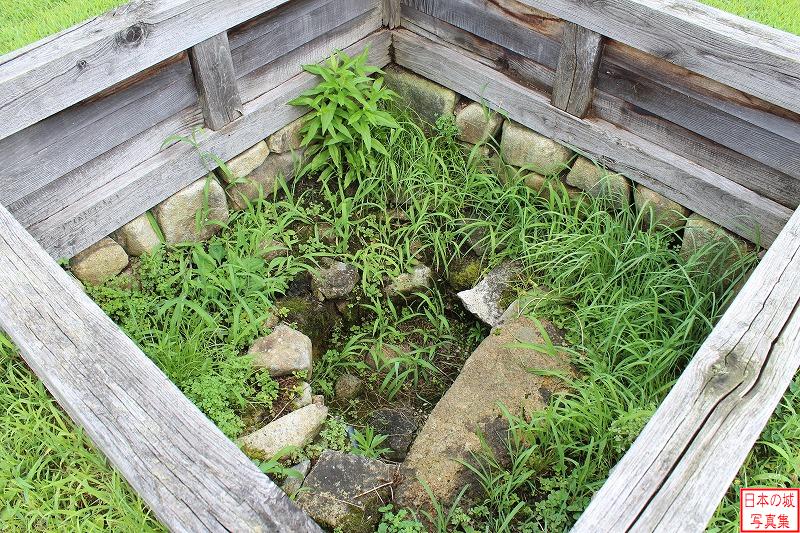 吉川元春館 庭園跡 井戸跡。石組井戸だが、湧き水の出るところまで掘られておらず、雨水などを溜めておく用途だったと思われる。