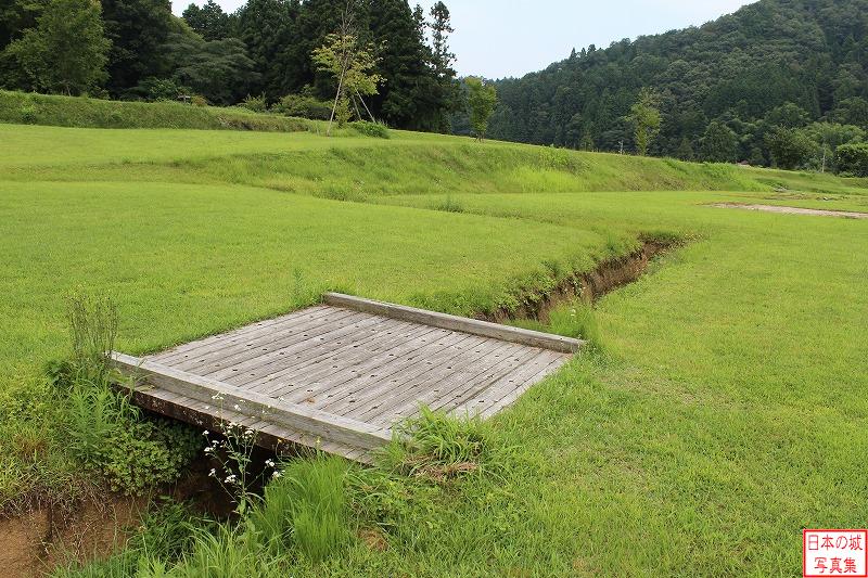 吉川元春館 復元台所 庭園の池から引かれた水路は、土塁内の暗渠を通じて南側の濠に繋がっている。