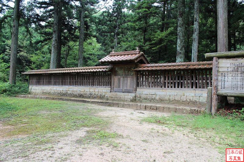 吉川元春・元長の墓。館の西側にあり、森に囲まれ、館の主が静かに眠る。吉川家の移封後は一時荒廃したが、文政十年(1827)、明治41年(1908)に修復された。