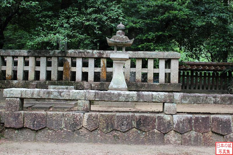 吉川元春館 吉川元春・元長の墓 吉川元春の墓。吉川元春は天正14年(1586)に遠征先の九州・小倉で死去した。
