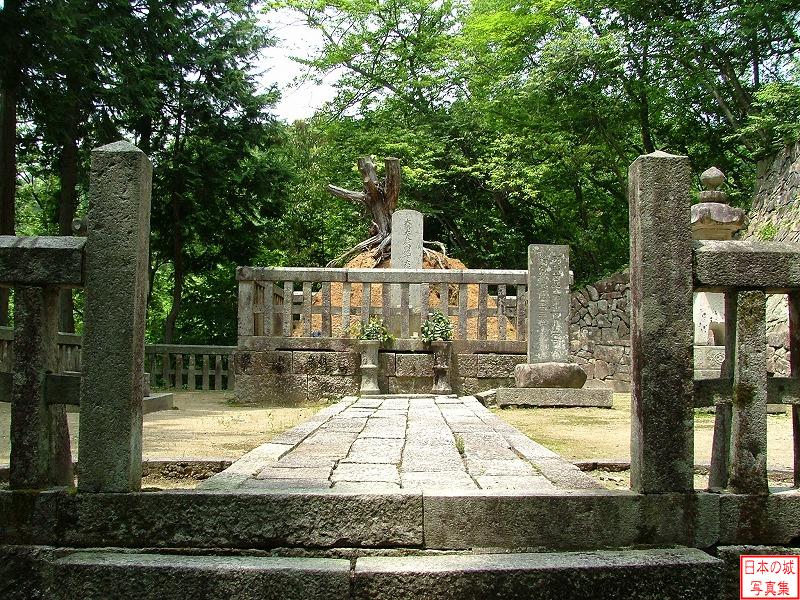 吉田郡山城 山麓 毛利隆元墓所。隆元は元就の子であったが、元就よりも先に亡くなった。墓碑には大江隆元とある。