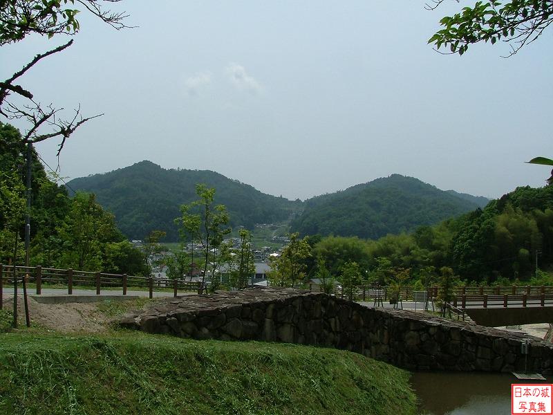 吉田郡山城 山麓 尼子勢が城を囲んだときに布陣したと言われる青光井山のようす