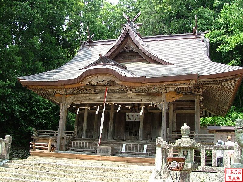 清神社。毛利家が出陣の度に必勝を祈願したと伝わる。現代ではＪリーグのサンフレッチェ広島が開幕前に必勝祈願に訪れる。