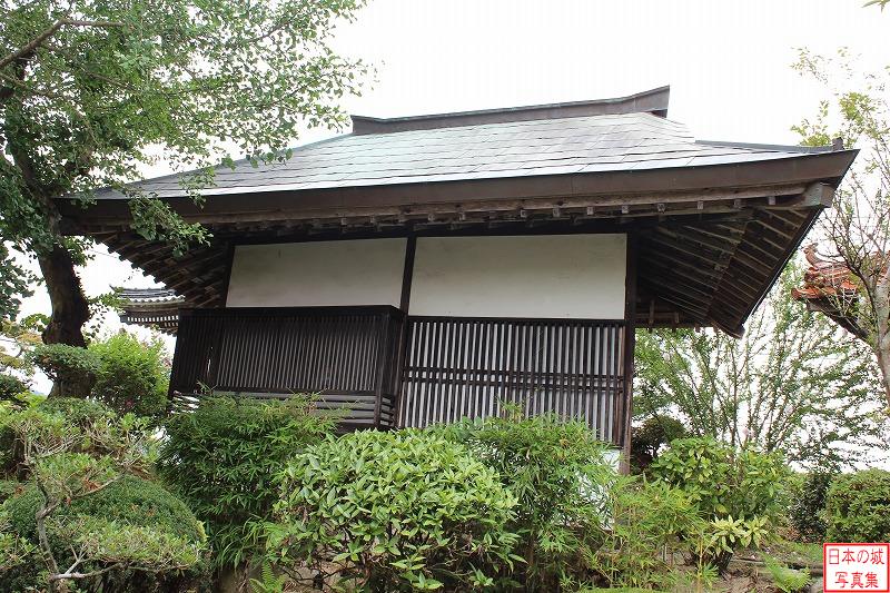 吉田郡山城の山麓には広島の浅野家の支藩の陣屋が開かれた。その吉田陣屋の馬見櫓が法圓寺三菱窟として移築されている。