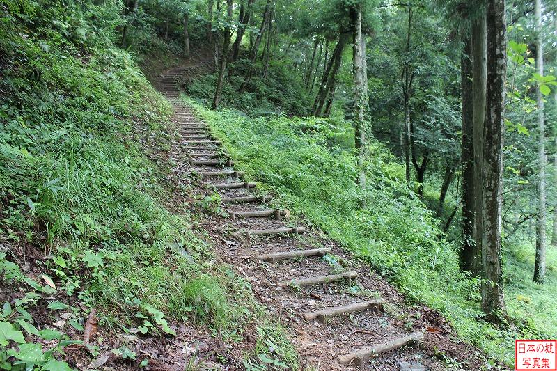 小倉山城 二の丸 本丸方向への階段