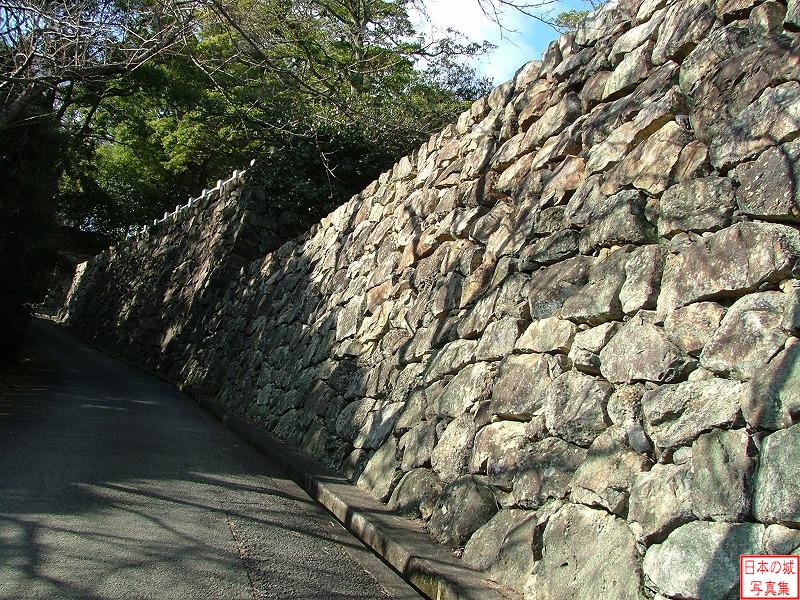 洲本城 東の丸 大手口から見る東の丸石垣