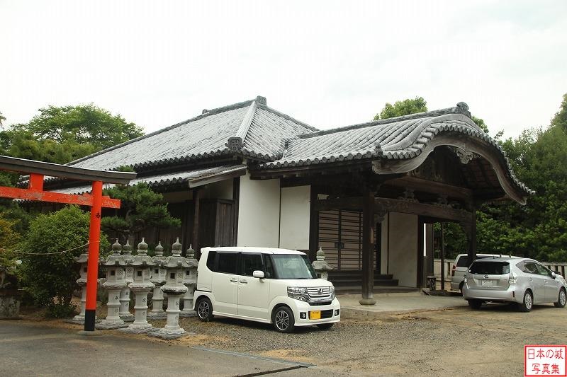 洲本八幡神社の玄関。かつての洲本城内の建物と伝わる。何度かの移築で改変された部分もあるが、内部は往時の姿を伝える。
