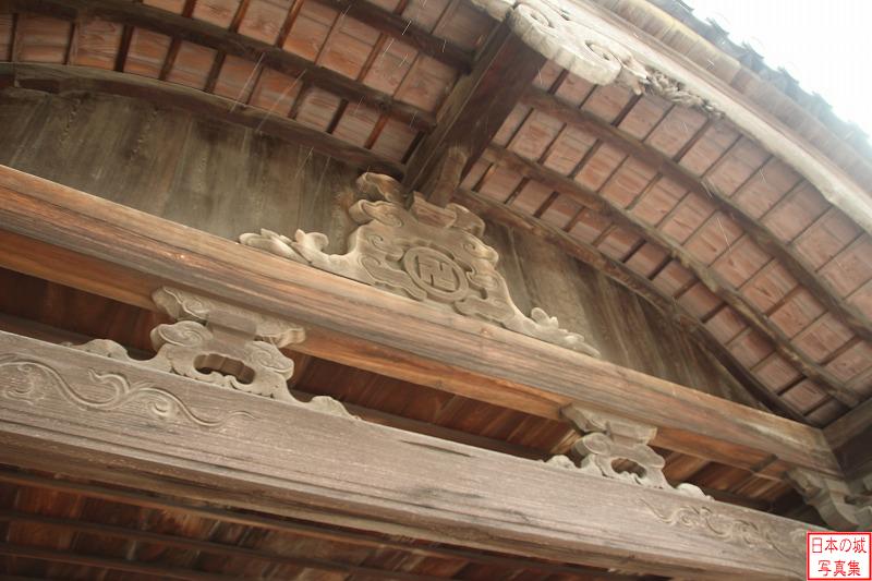 洲本城 移築御殿（洲本八幡神社） 蜂須賀家の家紋である「丸に卍」が見える
