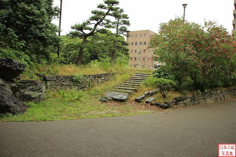 徳島城 数寄屋橋 数寄屋橋付近の石垣。高さはそれ程無いが、石垣上に登るための石段が設けられている