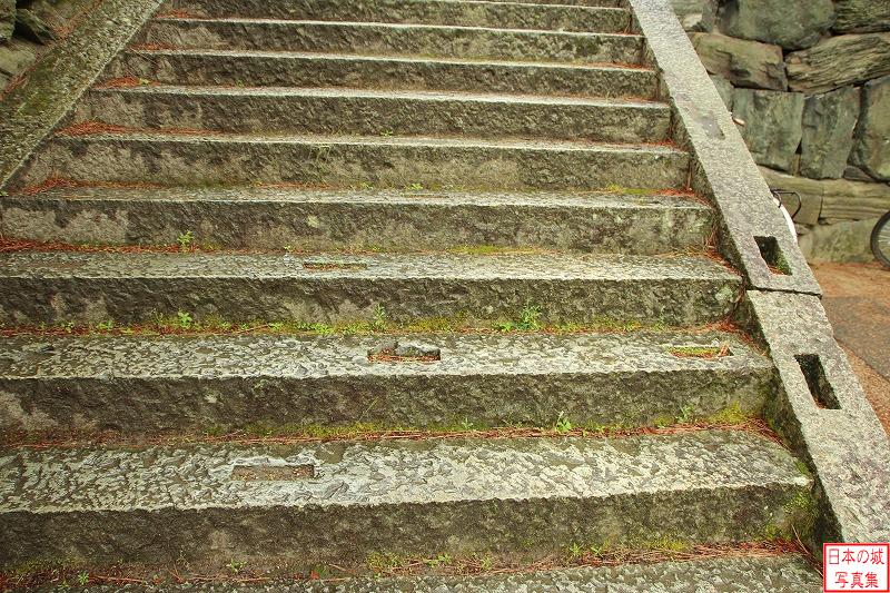 徳島城 太鼓櫓跡 太鼓櫓に登る石段には穴が開いている