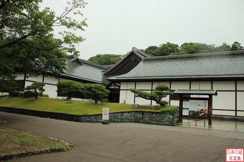 御殿跡には徳島城博物館が建つ