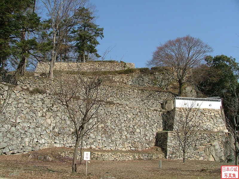 備中松山城 三の丸 三の丸から城中心部方向を見る。岩盤上に石垣が築かれている。