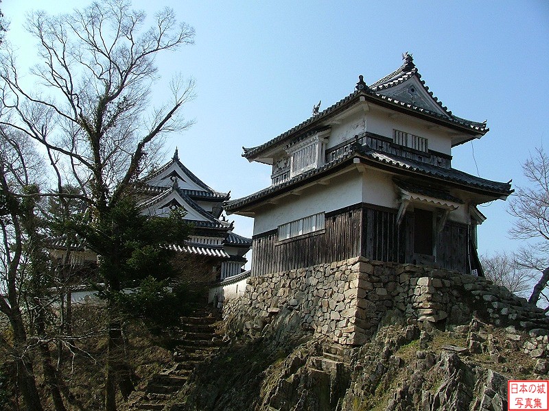備中松山城 二重櫓 二重櫓と天守。険しい岩盤の上に石垣が築かれ、その上に二重櫓が建つ