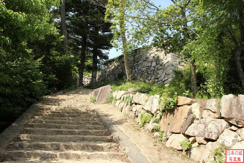 登城路を登ると中太鼓の丸の石垣が見えてくる。中太鼓の丸は上下２段の曲輪から成る。