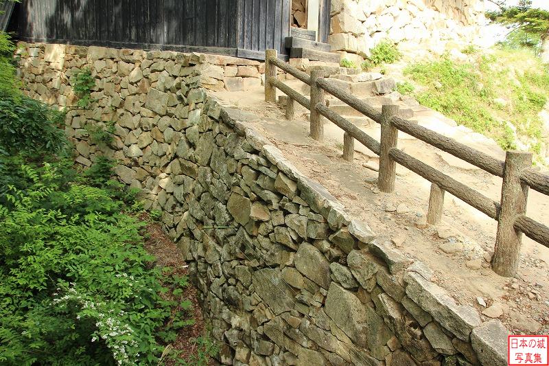 天守入口に向かう石段。石垣は比較的小さな石で組まれている