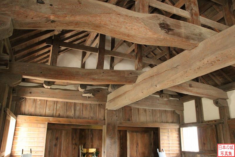 備中松山城 天守内 天守二階の屋根。武骨な太く曲がった柱が用いられている。