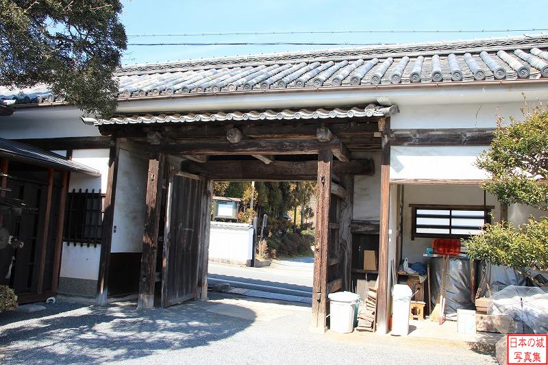 備中高松城 移築城門（遣迎院山門） 京都市内の遣迎院の山門を裏側から。この門は備中高松城の城門が移築されたものと伝わる。